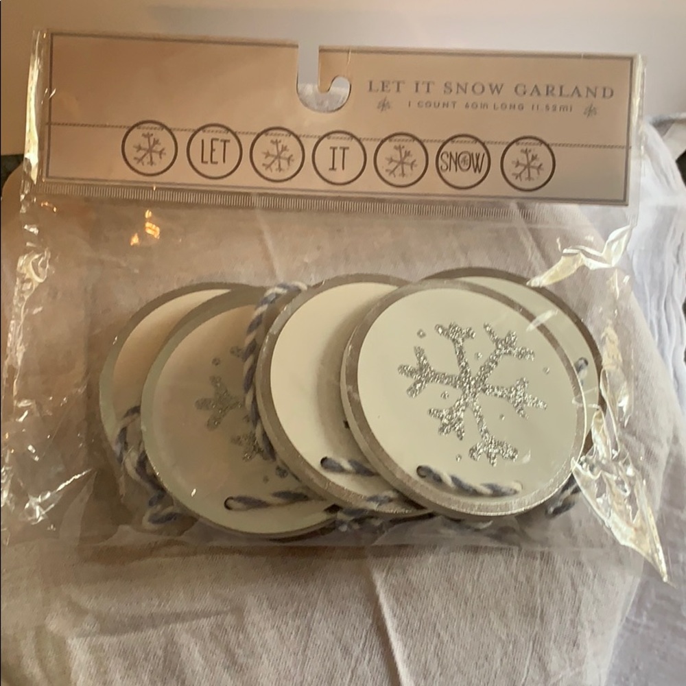 LET IT SNOW 60”GARLAND WHT/SILVER NEW IN PACKAGE